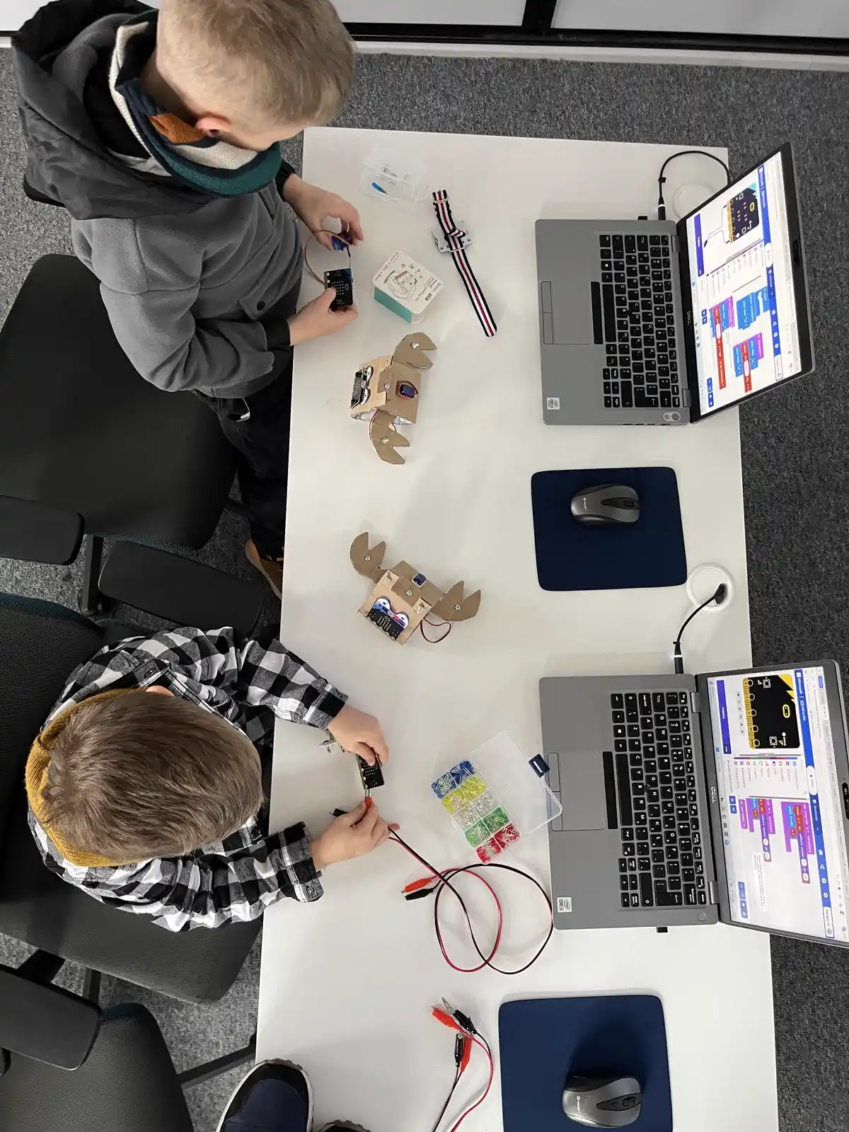 Dzieci programują micro:bit, czujniki i modele AI na warsztatach JuniorAI MAKER