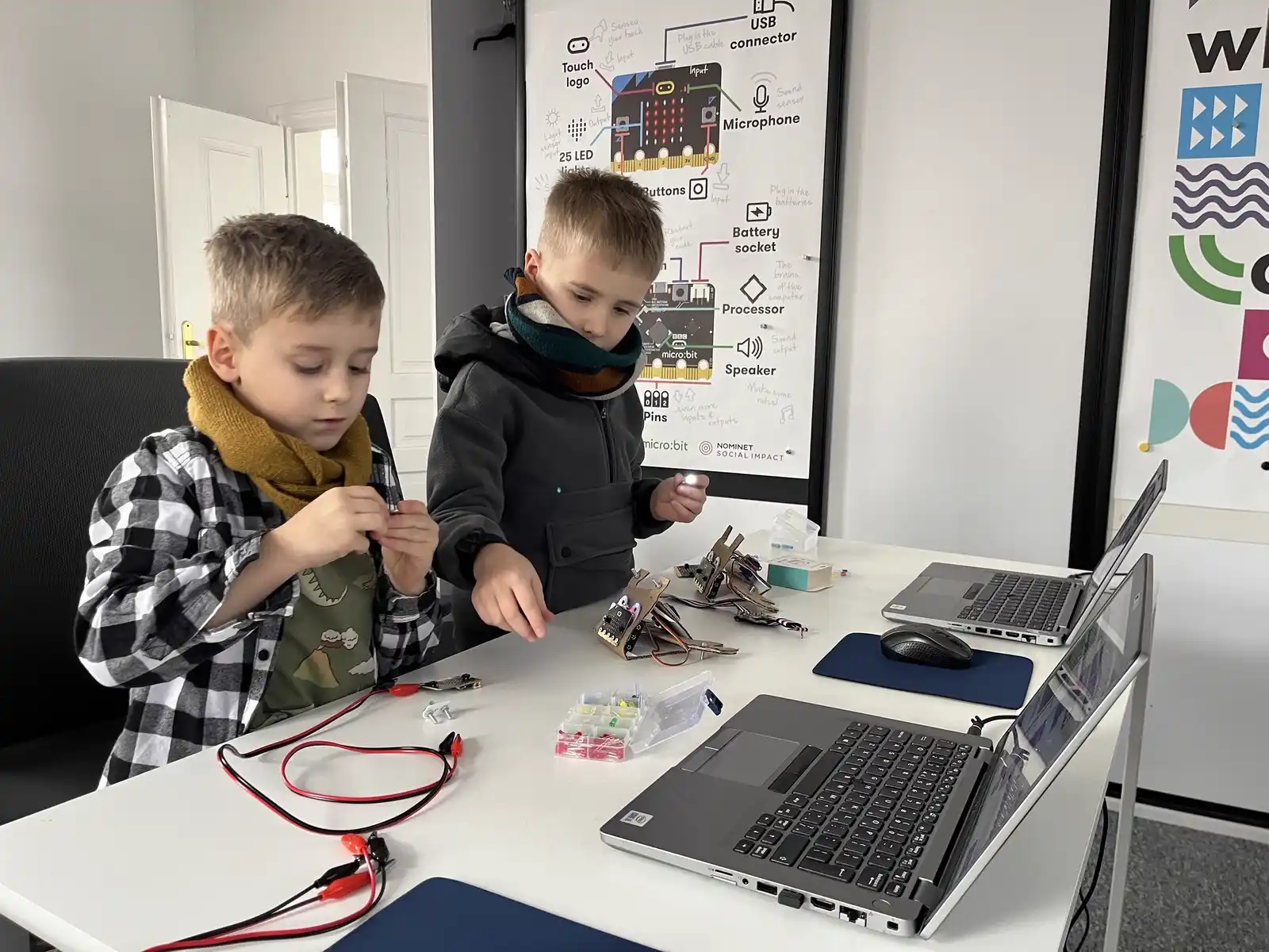 Dzieci budują roboty LOFI i programują w Scratchu na warsztatach JuniorAI START