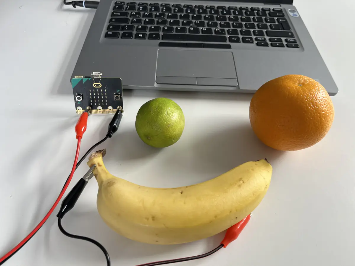 micro:bit i owoce użyte w eksperymencie z przewodzeniem