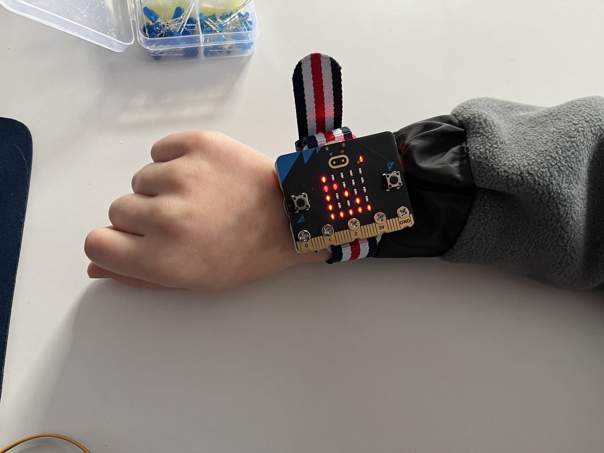 Zegarek z micro:bit zrobiony na zajęciach