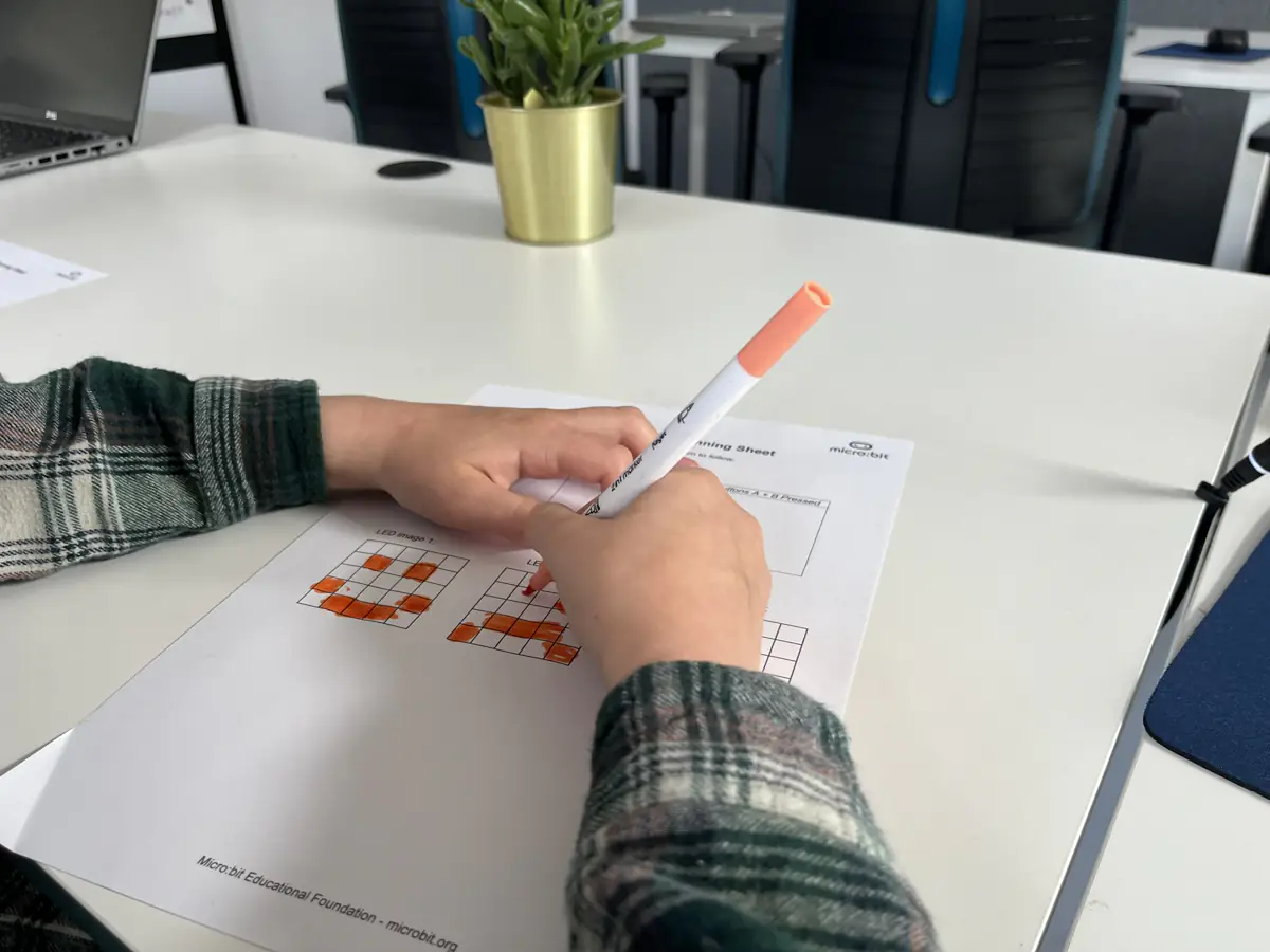 Dziecko planuje projekt micro:bit na karcie pracy