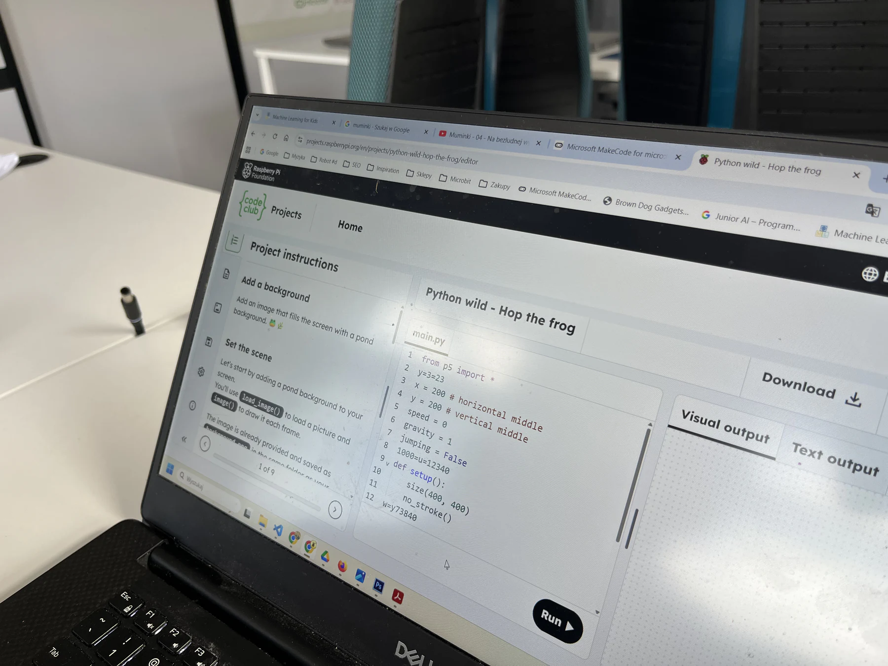 Dziecko pracuje nad projektem programistycznym na laptopie