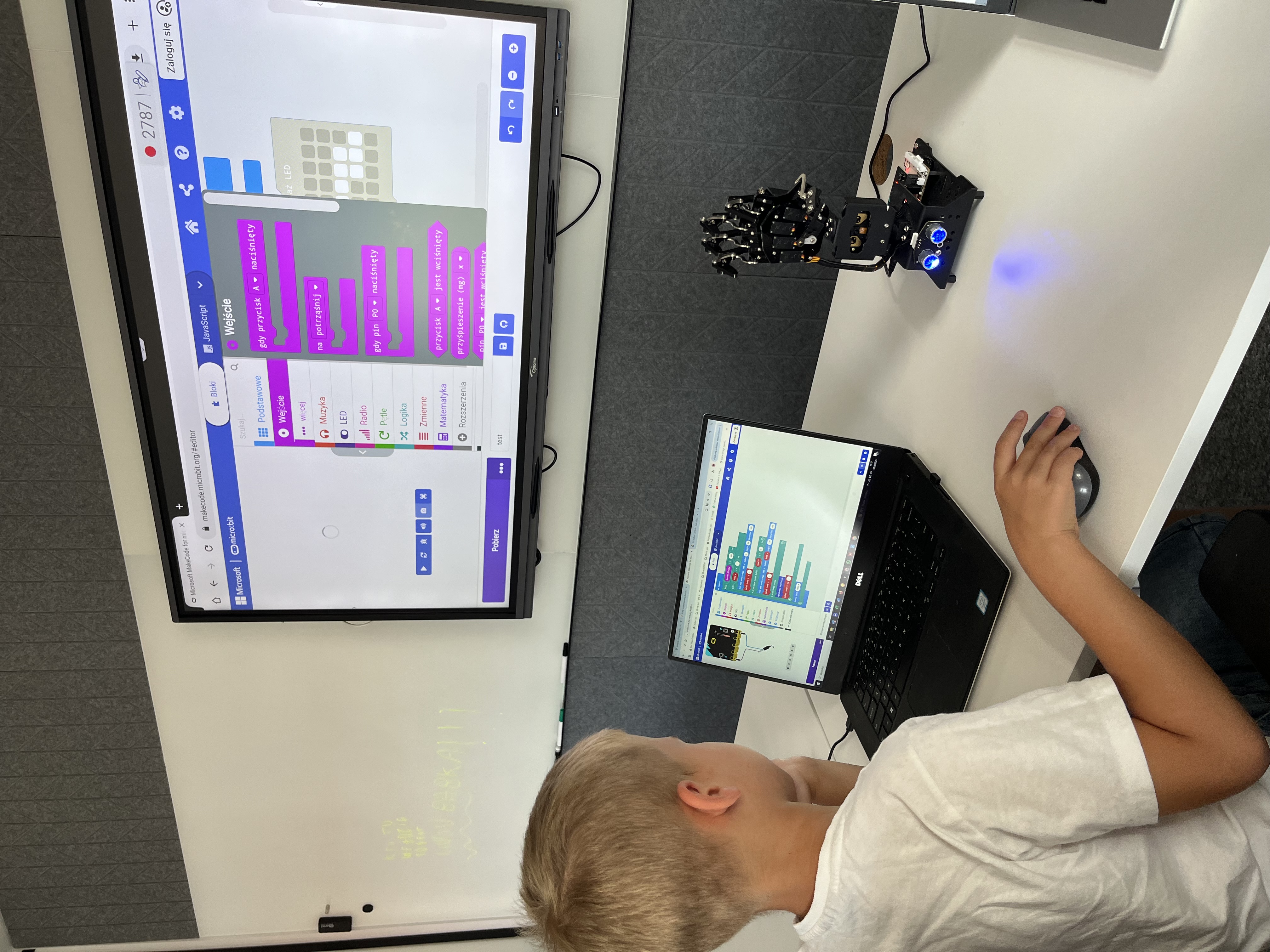 Junior AI – praca zespołowa podczas zajęć w sali