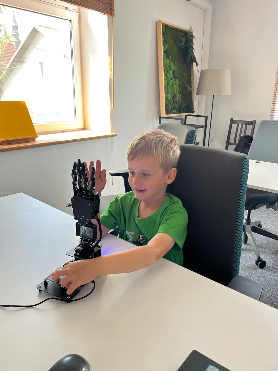 Dziecko steruje robotyczną ręką AiHand na zajęciach