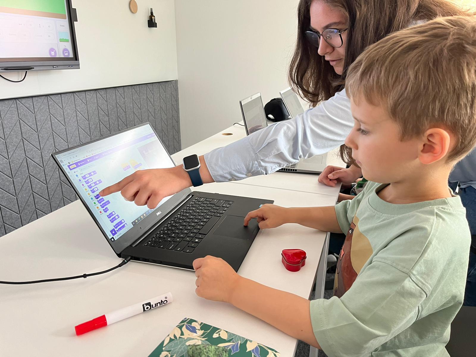 Sala komputerowa Junior AI - uczniowie pracujący nad projektami programistycznymi