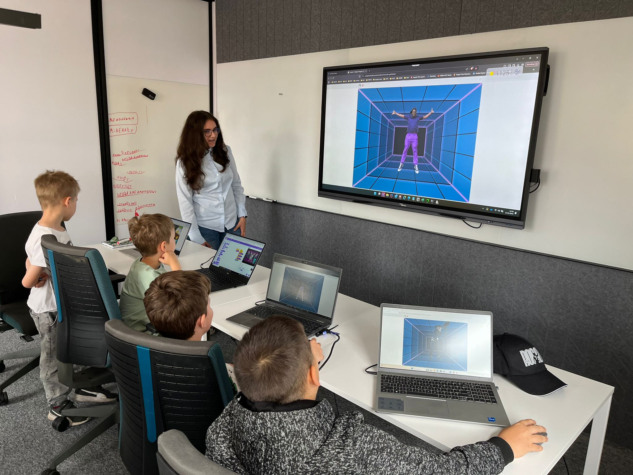 Zajęcia z robotyki w Junior AI - uczniowie programują roboty edukacyjne