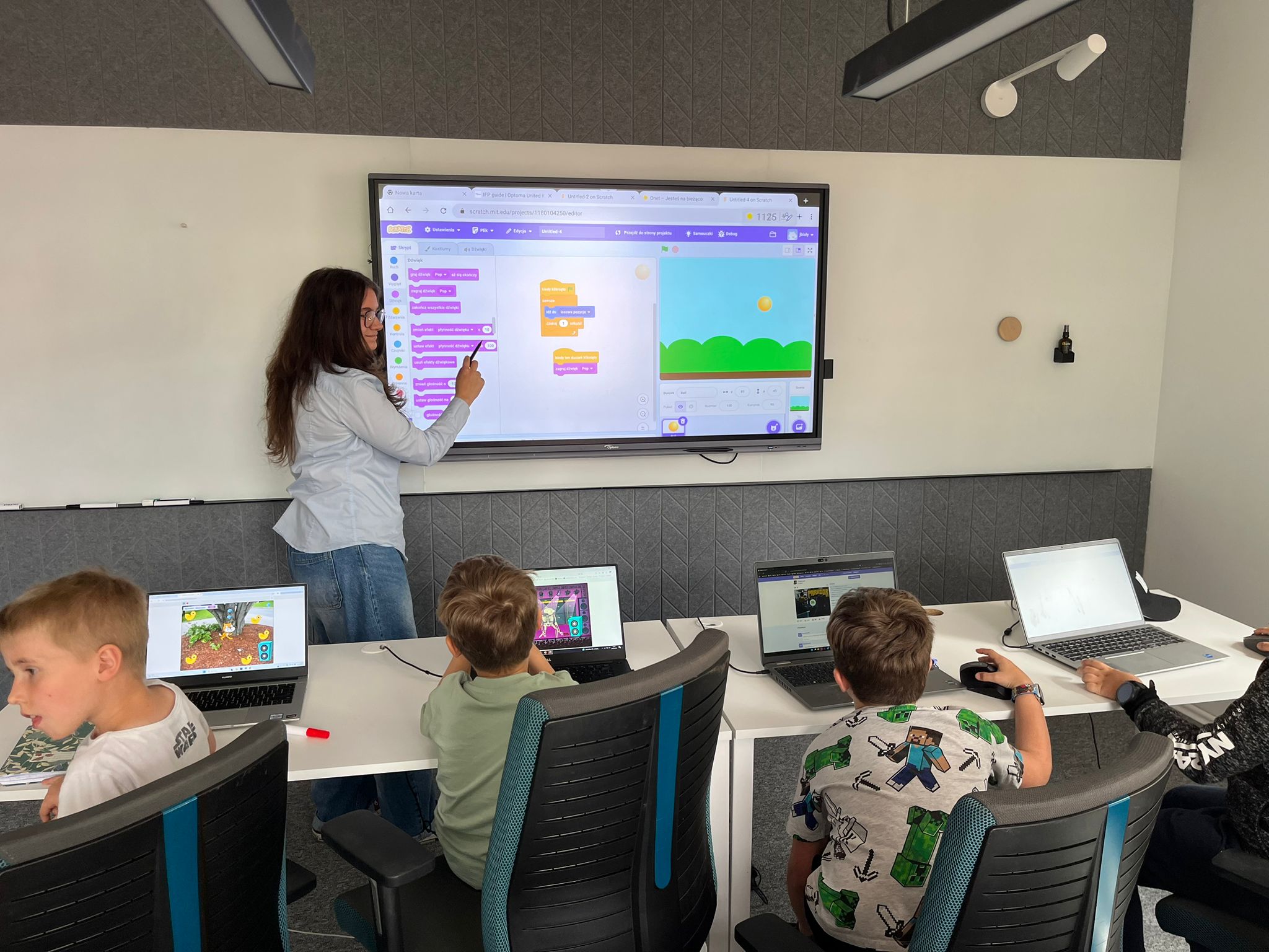 Prezentacja projektów programistycznych przez młodych programistów Junior AI